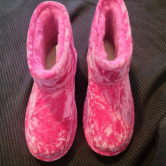 Ugg Classic Mini II Fuschia Pink Velvet Boots Girl’s Kid’s Size 6 Women’s Size 8 - Picture 3 of 3